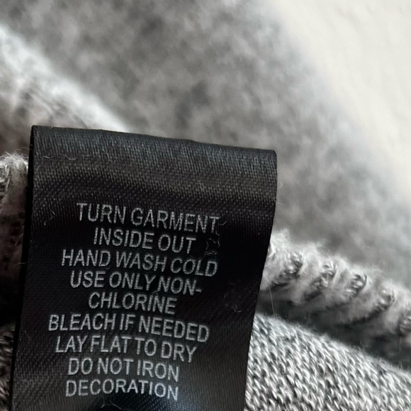 Torrid Sweater Gray w/ Pearls at Neck Super Soft Plush Crew Neck Knit Sz 1X (1) - Picture 15 of 15